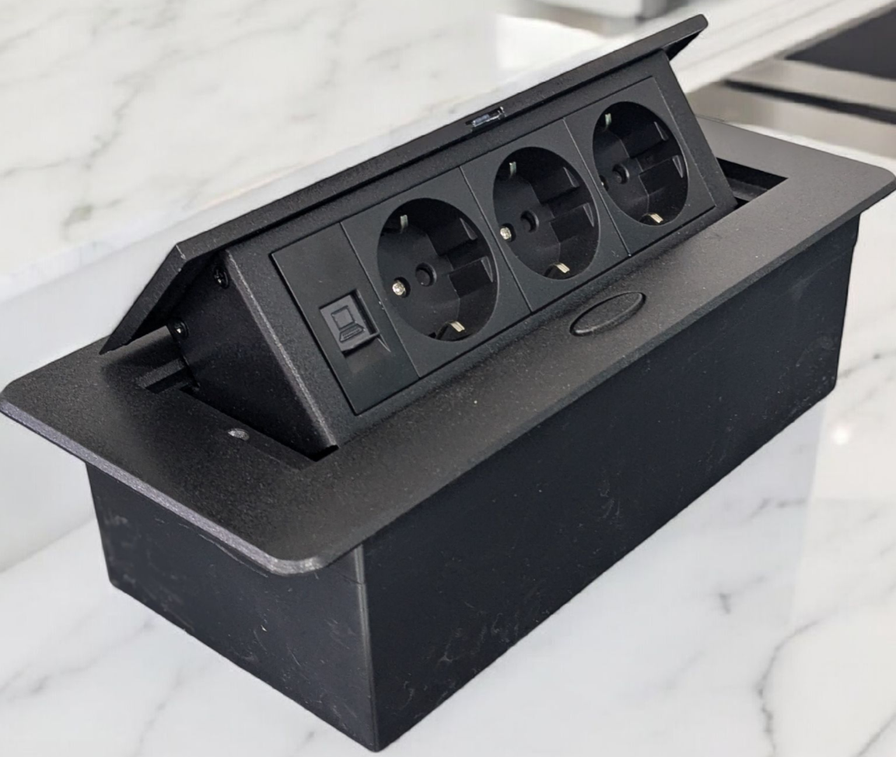 Настольный лючок с тремя розетками и LAN разъемом RJ45 черная модель: 3EUD (7M) Black — изображение 2